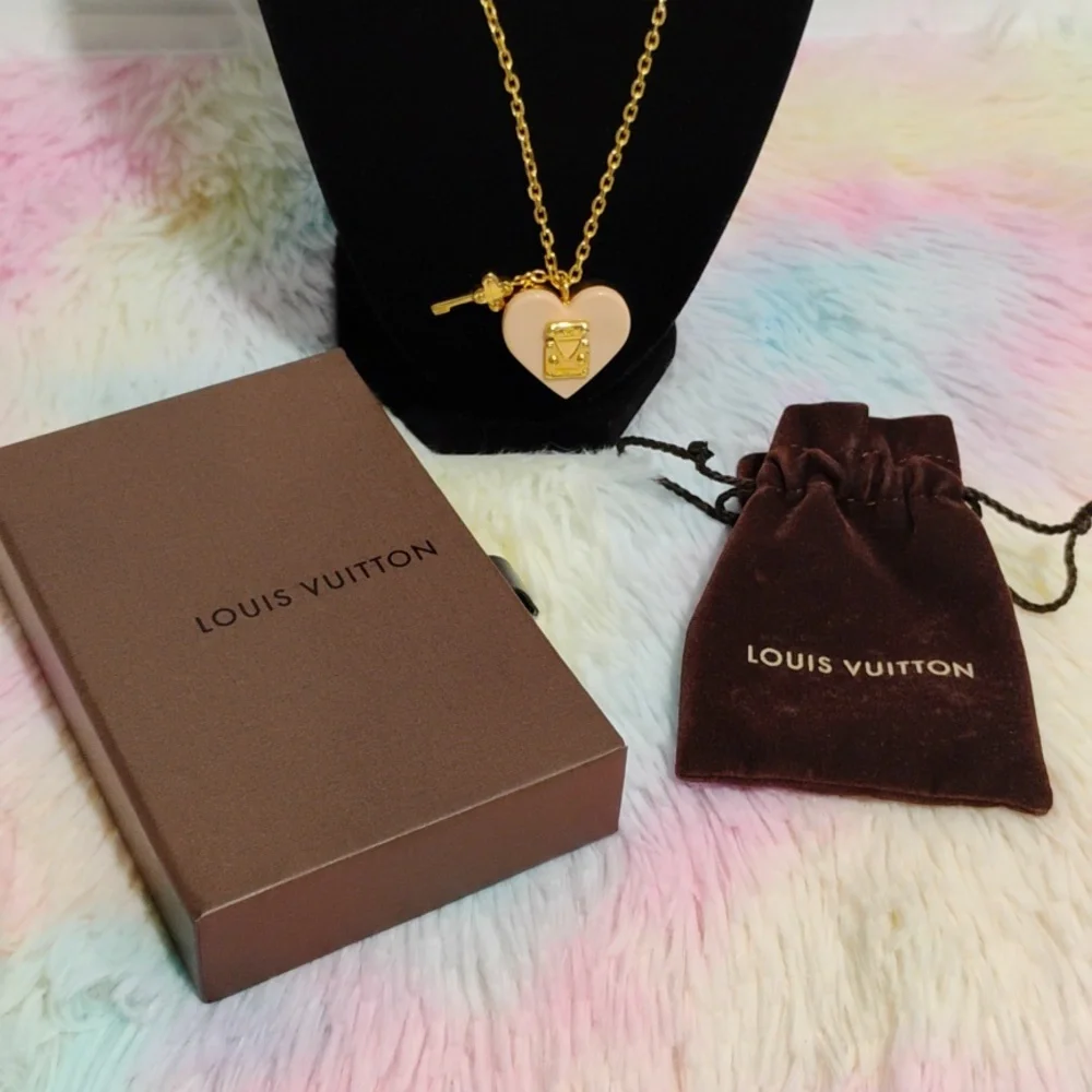 LOUIS VUITTON
Authentic Louis Vuitton
Resin 'Lock Me' Heart Pendant Necklace - Picture 10 of 16